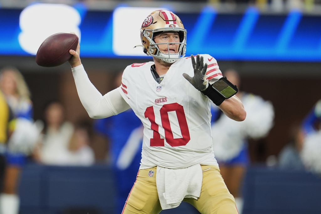 Clave. Mac Jones condujo con dos pases de anotación, el triunfo en tiempo extra de San Francisco 49ers 23-26 sobre Los Angeles Rams.