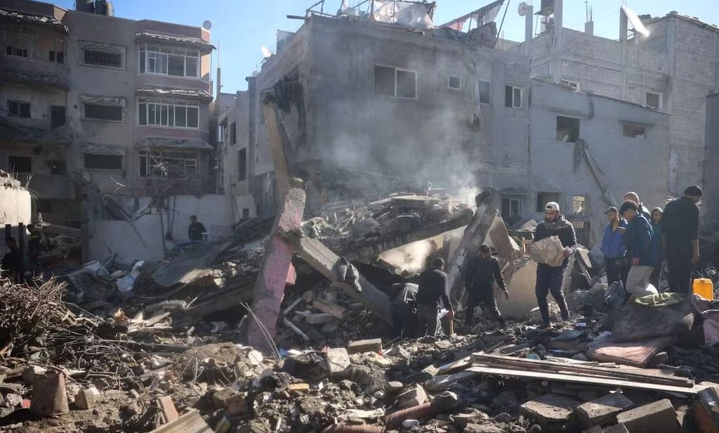 Bombardeos israelíes siguen sobre Gaza, denuncia Hamas y acusa a Netanyahu de mentir