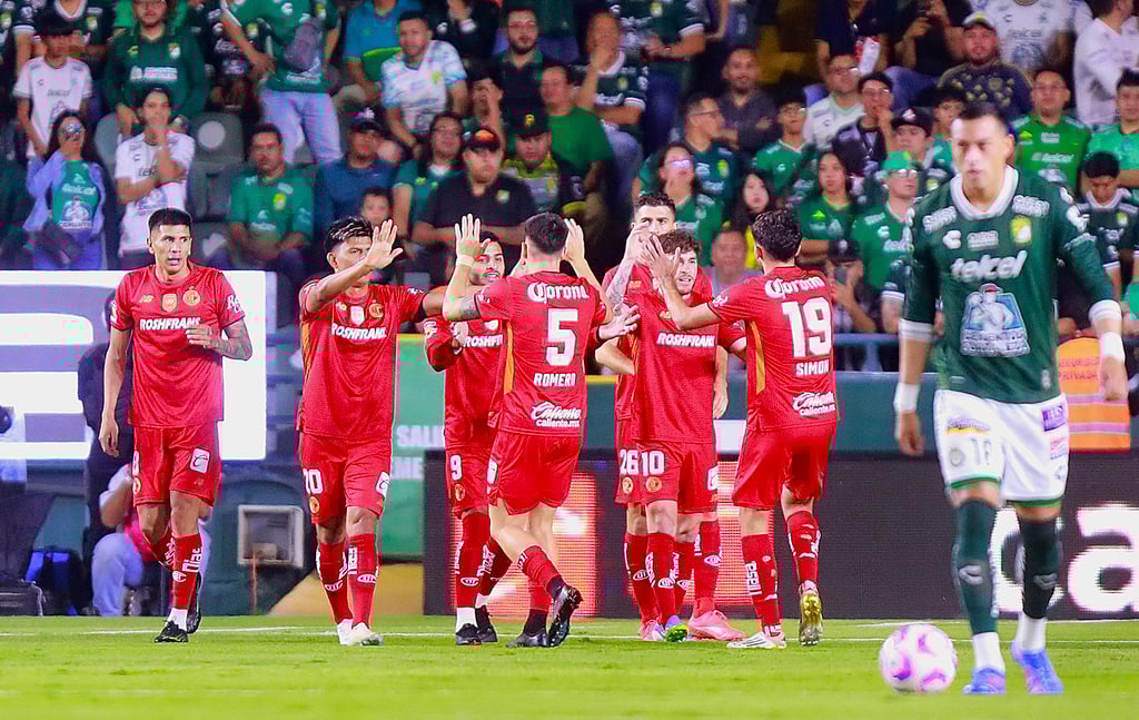 Líder. El campeón mexicano Toluca se consolidó este sábado como líder del torneo Apertura mexicano al golear por 2-4 a León con un doblete del portugués Paulinho.