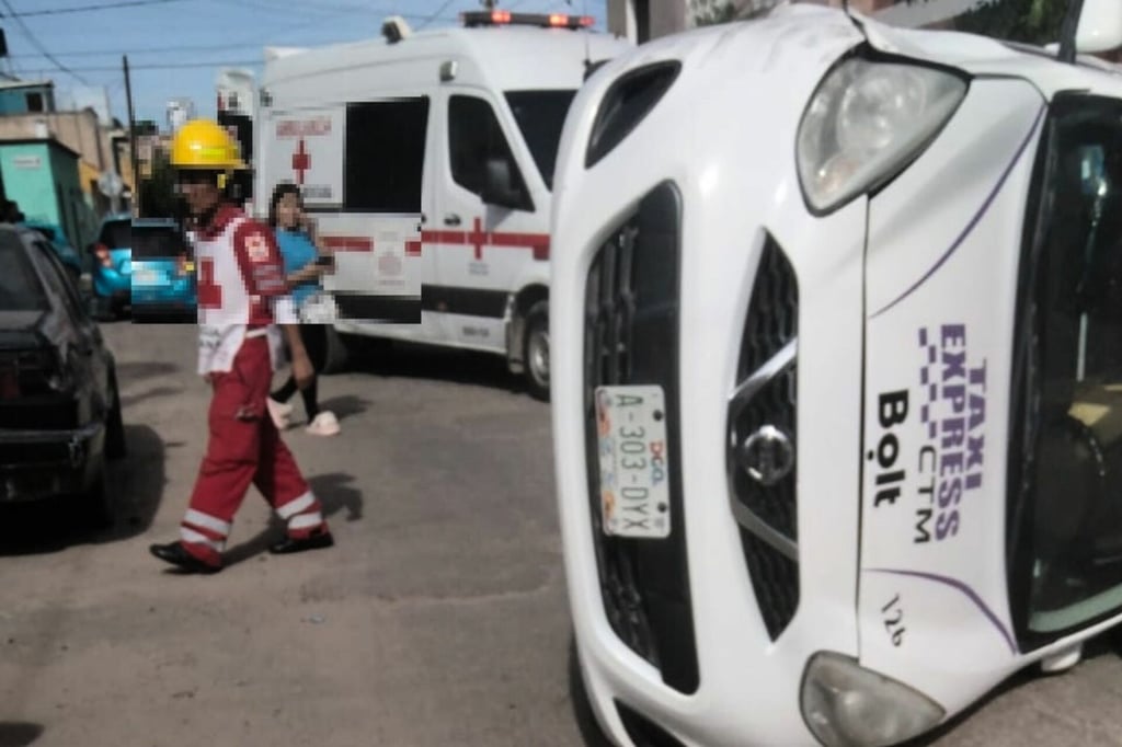 Taxista en estado de ebriedad se volcó en la colonia Santa María