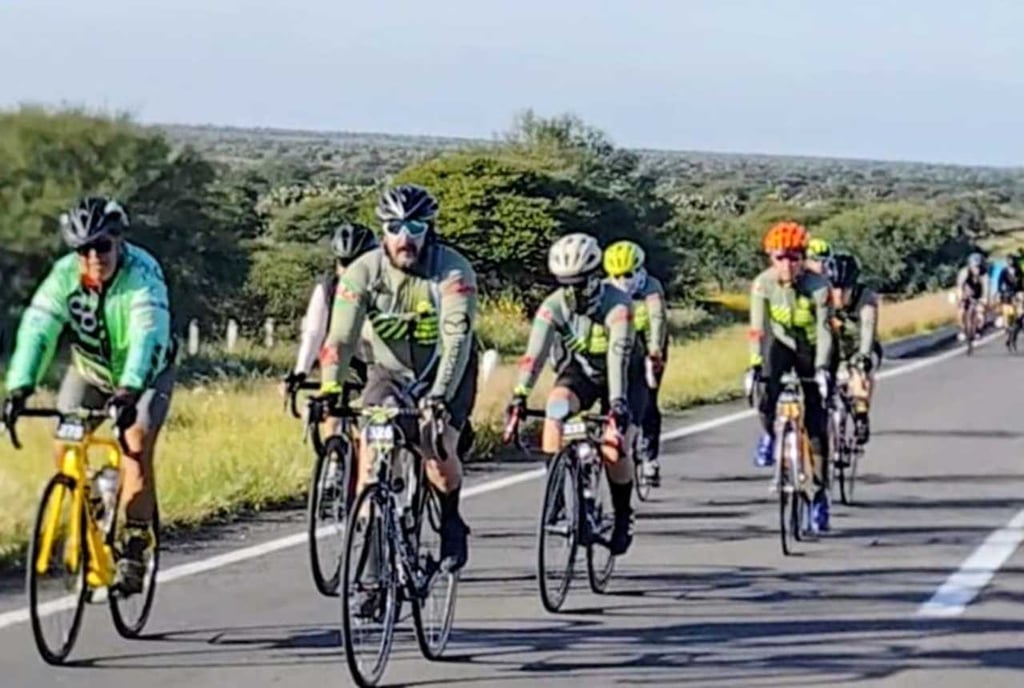 Reto. Clclistas duranguenses y de la región rodaron por la autopista Durango-Gómez Palacio.