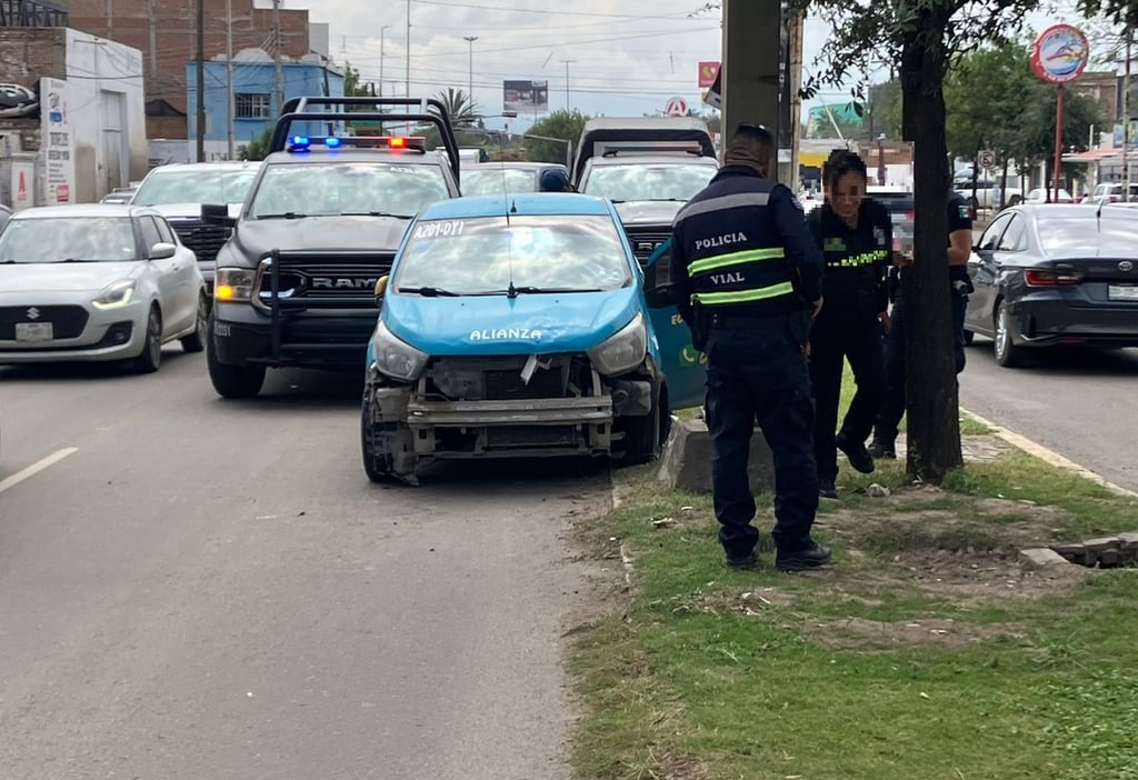 Accidente. Un taxi de la Alianza se volcó en el bulevar Domingo Arrieta; el pasaje presentó algunos golpes.