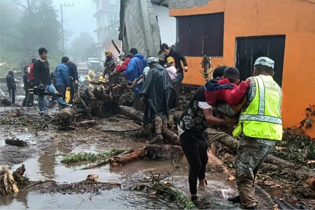 Sube a 48 la cifra de muertos por lluvias; gobierno prioriza restablecimiento de servicios básicos