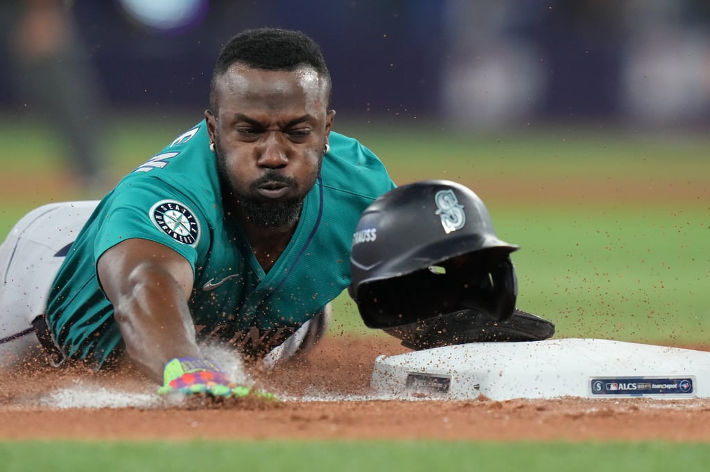 Robo. El jardinero izquierdo cubano-mexicano Randy Arozarena (56) de los Marineros de Seattle roba la tercera base durante la octava entrada en el Juego 1 de la Serie de Campeonato de la Liga Americana de beisbol.