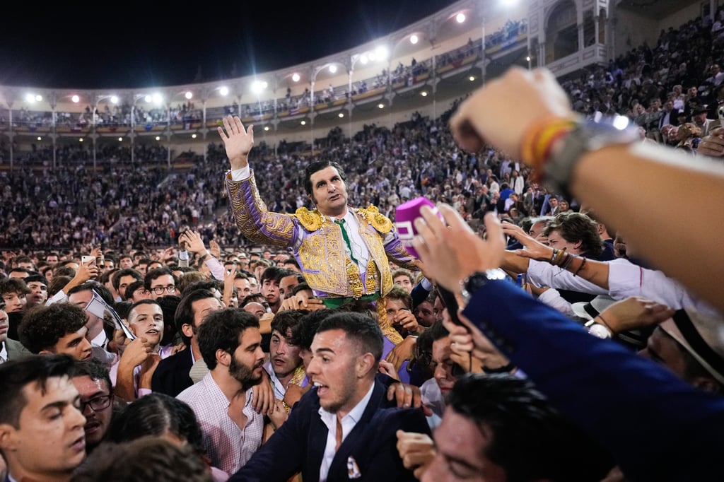Reconocido. El diestro Morante de la Puebla sale a hombros tras el festejo taurino de la Feria de Otoño celebrado este domingo en la Monumental de Las Ventas, en Madrid.