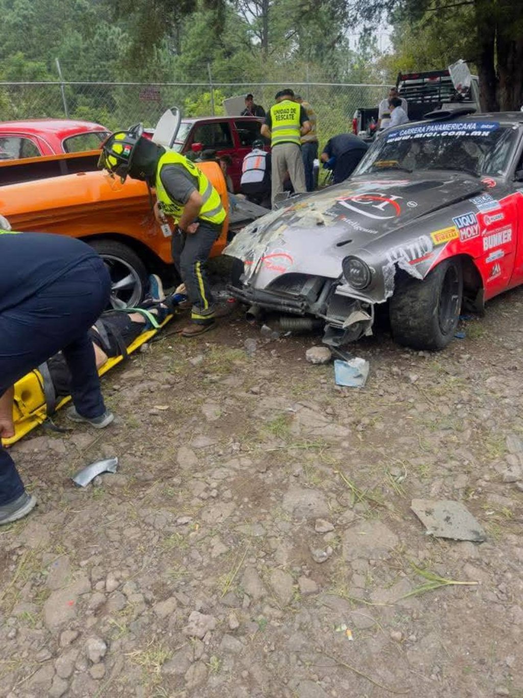 Despiste. Durante la Carrera Panamericana 2025, el piloto Emilio Velázquez sufrió un accidente en el tramo de Las Mil Cumbres, en Charo, Michoacán.