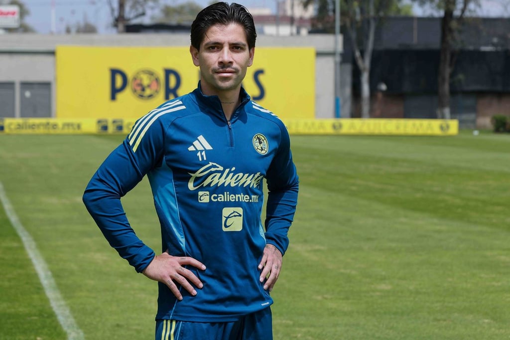 Respaldo. Víctor Dávila, delantero del Club América, respalda a Gardine en el banquillo del América.