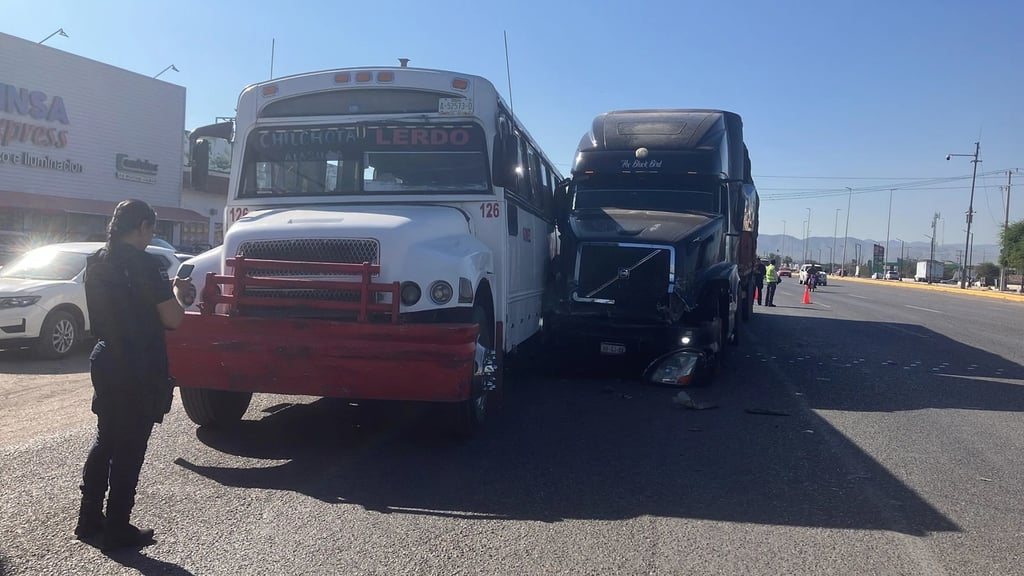 Accidente. Un choque entre un tráiler y dos autobuses dejó daños materiales en Gómez Palacio.