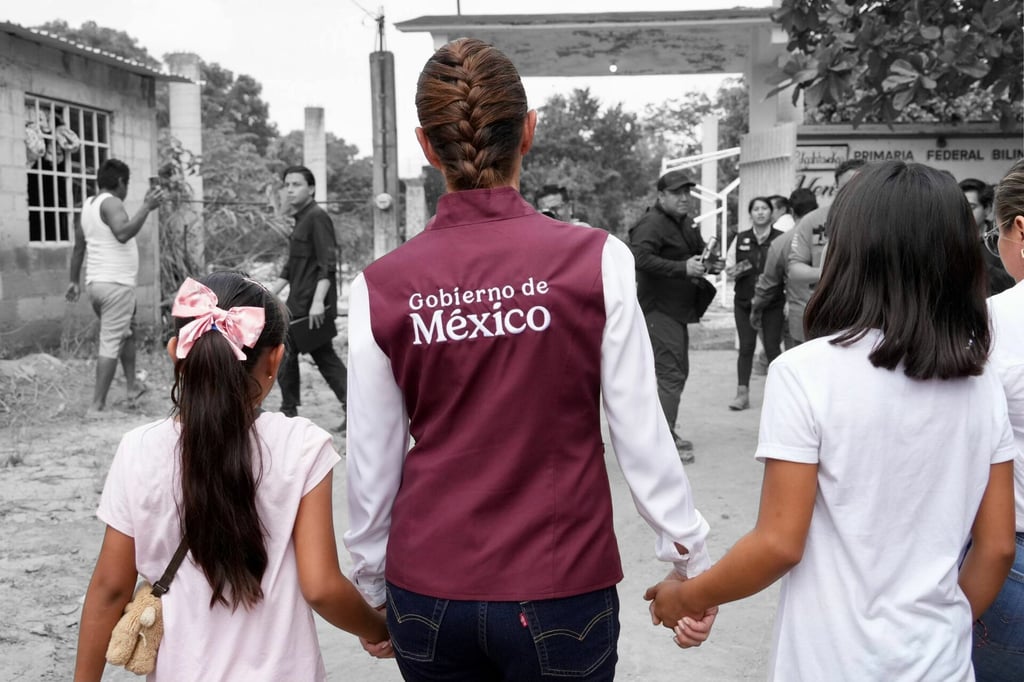 Sheinbaum recorre Pantepec, Puebla, tras lluvias; supervisa censos y distribución de apoyos