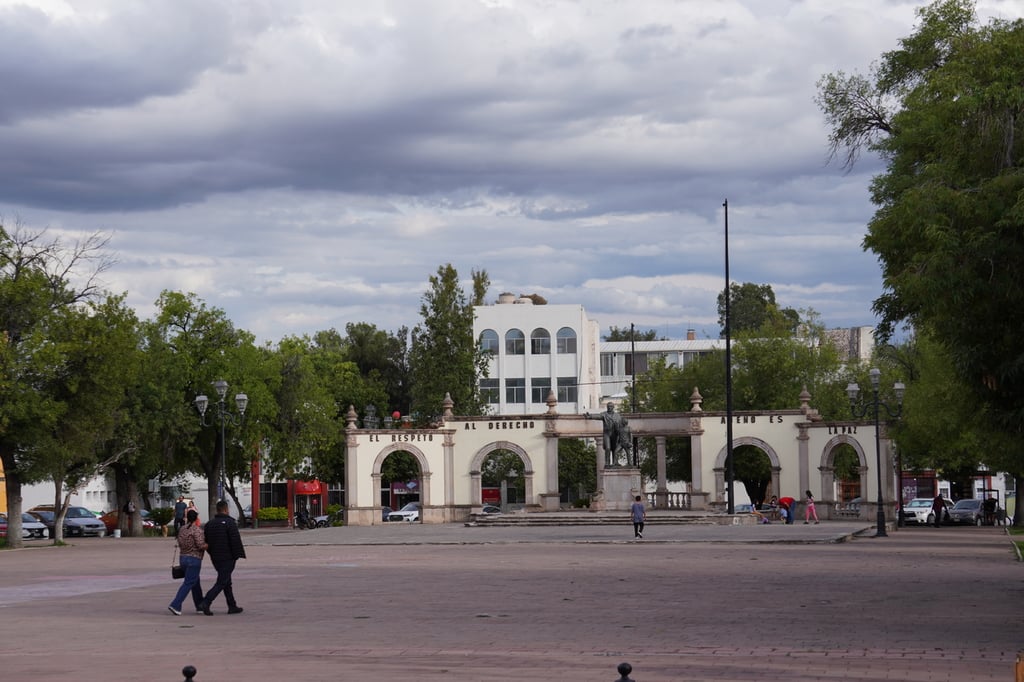 Cielo medio nublado a nublado durante el día, con probabilidad de chubascos en Durango.