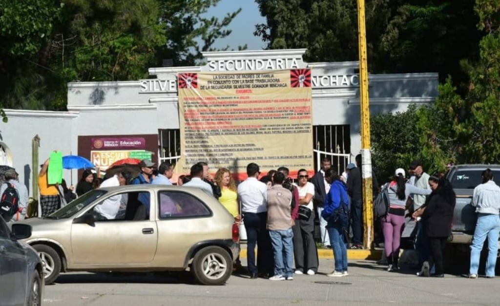 Toma. Padres de familia y personal de la institución tomaron la secundaria exigiendo la destitución del encargado de la Dirección de la Secundaria Silvestre Dorador Minchaca.