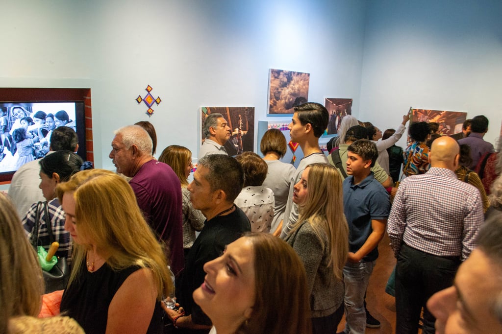 Asistentes llenaron el patio y la sala principal del museo durante la apertura de la muestra.