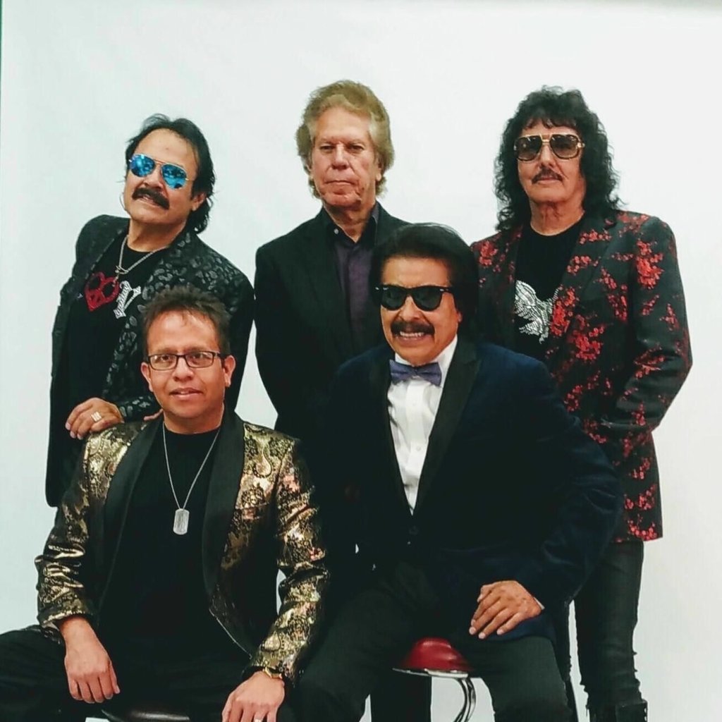 Carrera. Su sello distintivo ha sido reinterpretar en español grandes éxitos en inglés de las décadas de los setenta y ochenta.