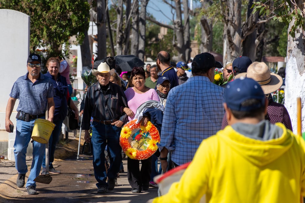 Afluencia. Aunque en todos los panteones públicos y privados se realizan las visitas a familiares difuntos por el 2 de noviembre, es el Panteón de Oriente el que más personas recibe.