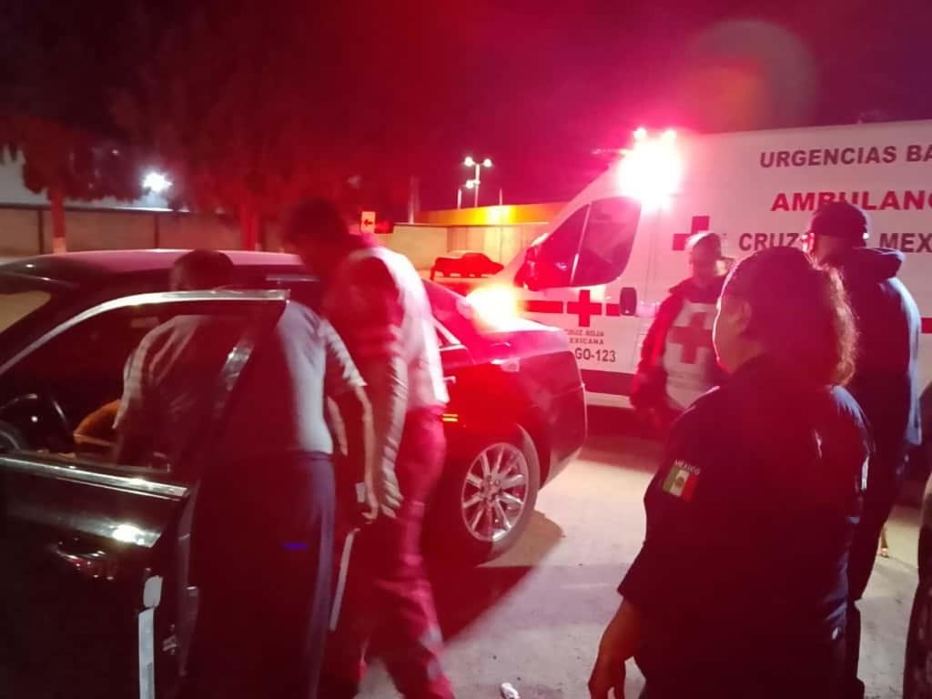 Reacción. Los agentes se acercaron a asistirlo cuando se percataron de que algo no iba bien en su forma de conducir.