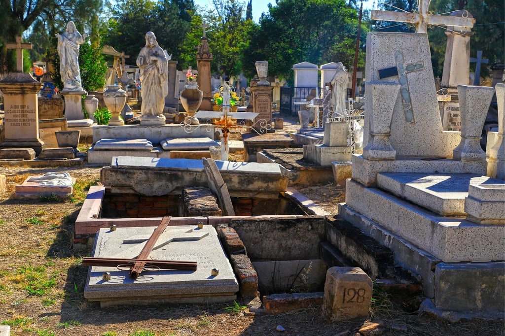 Advierten sobre caídas en lápidas de tumbas frágiles en el Panteón de Oriente
