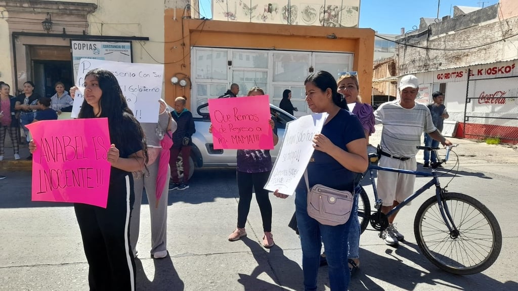 Marcha. El contingente se reunió poco antes de las 11:00 de la mañana sobre la avenida 20 de Noviembre, lo que impidió temporalmente la circulación y dio vuelta por la calle Miguel de Cervantes Saavedra hasta llegar al Hospital Materno Infantil.