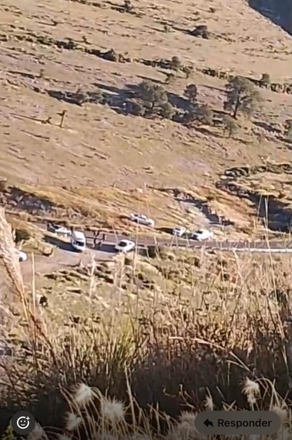 Sitio. El cadáver estaba envuelto en una cobija y presentaba una cartulina con un mensaje escrito.