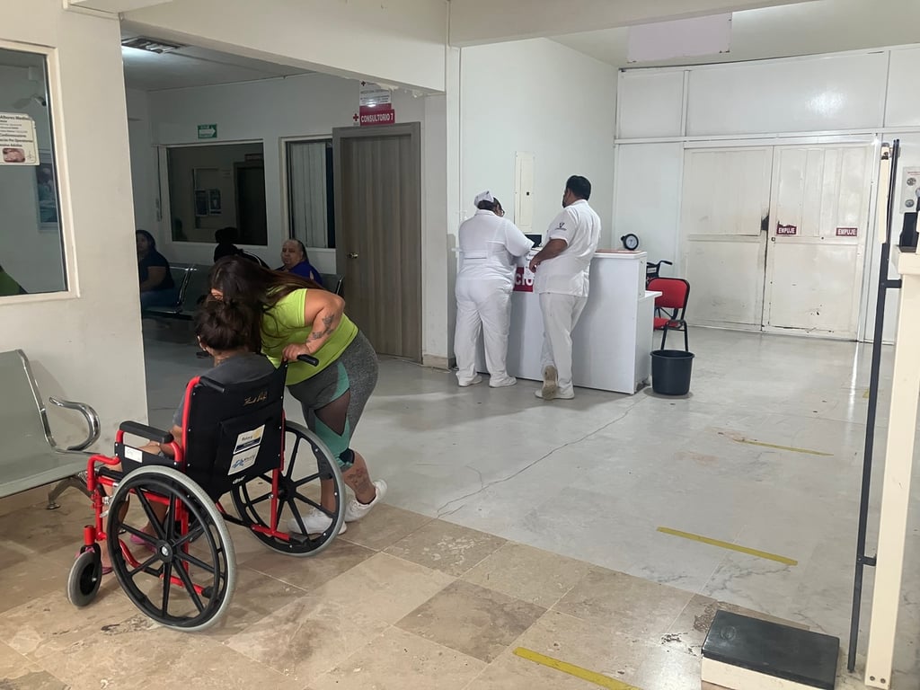 Atención médica. Tras llegar al hospital, la menor fue analizada por el personal del Instituto Mexicano del Seguro Social.