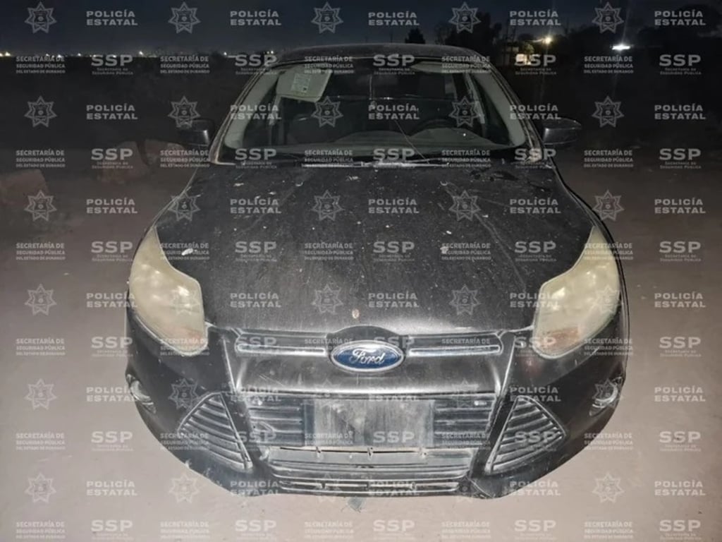 Al volante. La persona que iba manejando el automóvil era una mujer cercana a los 50 años.