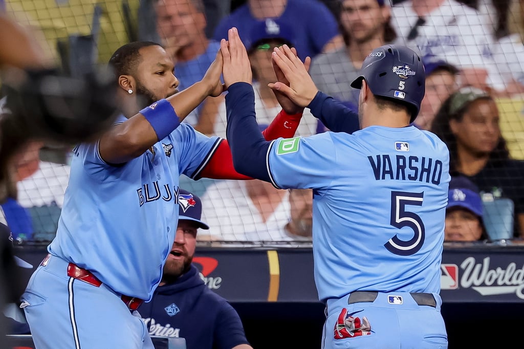 Cerca. Un triunfo serpara a los Azulejos de Toronto del campeonato de las Grandes Ligas, al tomar ventaja en la Serie Mundial 3-2 ante los Dodgers.