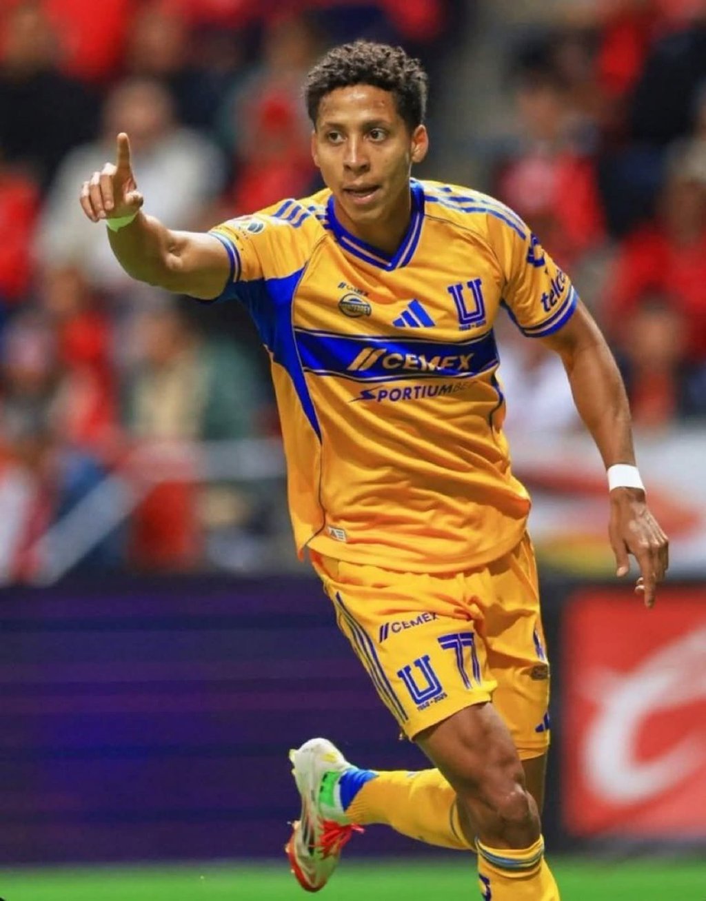 Primeira. Ozziel Herrera es seguido de cerca por un equipo de Portugal.