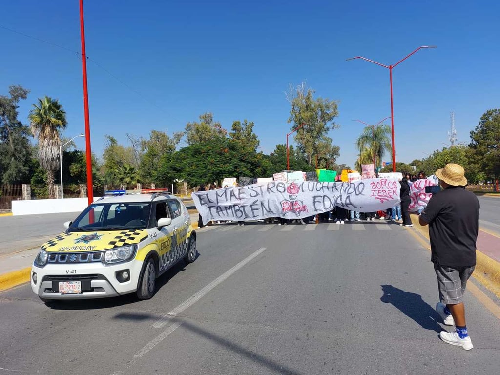 Ruta. La protesta partió de la Unidad Deportiva minutos después de la 1:30 de la tarde de este jueves y continuó por el bulevar Miguel Alemán hasta el Avión de Sarabia.