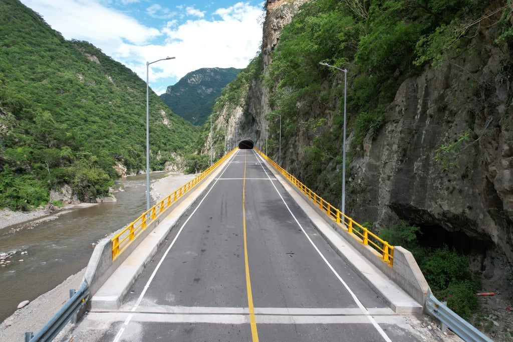 Piaxtla. El proyecto se encuentra paralelo al río para evitar que en algunas épocas del año con mayor lluvia interrumpa el tránsito.