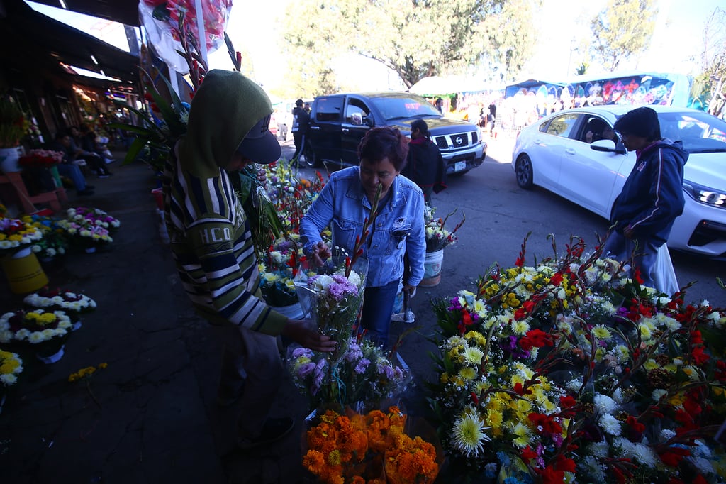 Tradicional. Por el número de puestos instalados en el Panteón de Oriente, la romería de Día de Muertos es la más grande que se instala en la ciudad cada año; llegan visitantes incluso foráneos.