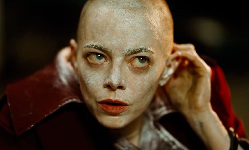 Emma Stone interpreta a Michelle, la ejecutiva que se convierte en el objetivo de la obsesión de Teddy.