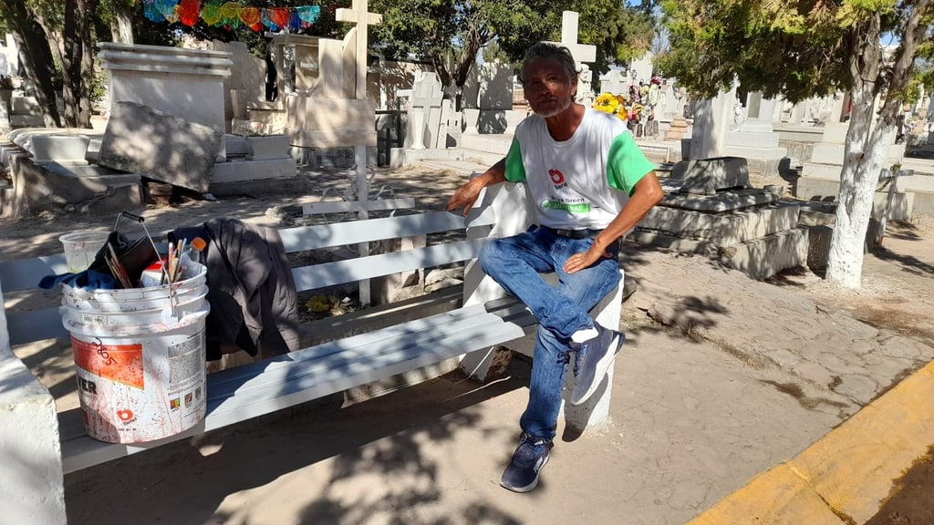 Sergio ofrece desde hace años su servicio como rotulista dentro del Panteón de Oriente