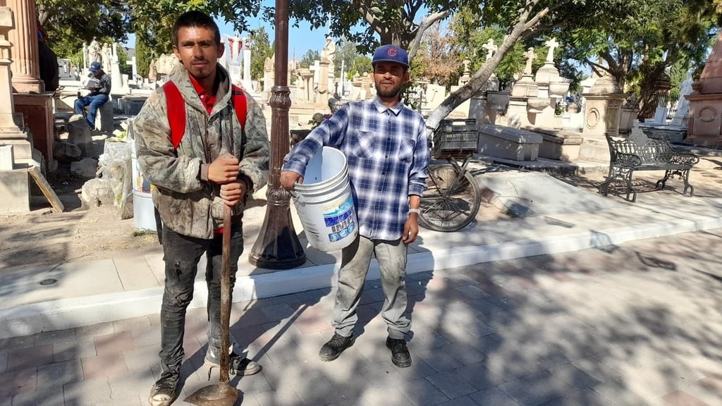 Limpian. César y Christian hacen equipo para apoyan en la limpieza de tumbas y retiro de maleza.