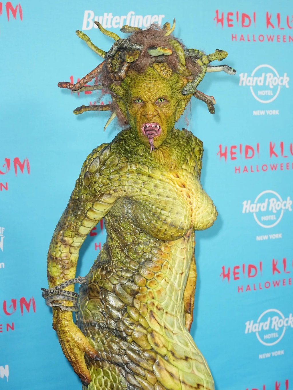 La transformación tomó nueve horas continuas el día del evento y requirió la participación de más de 15 especialistas en maquillaje.