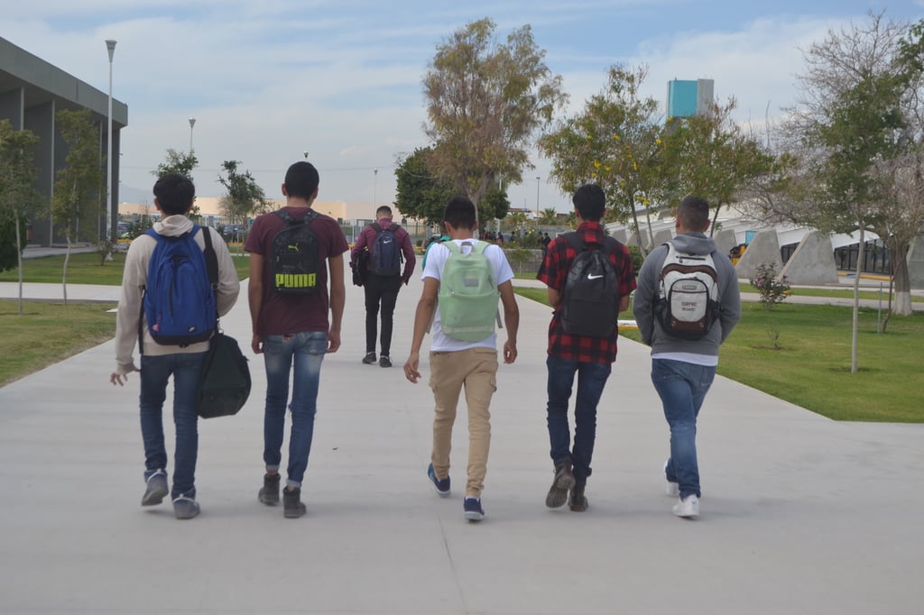 Limitante. Aunque se había establecido que el costo de la cédula sería de mil 700 pesos, en las instituciones les hacen cobros adicionales a los recién egresados.