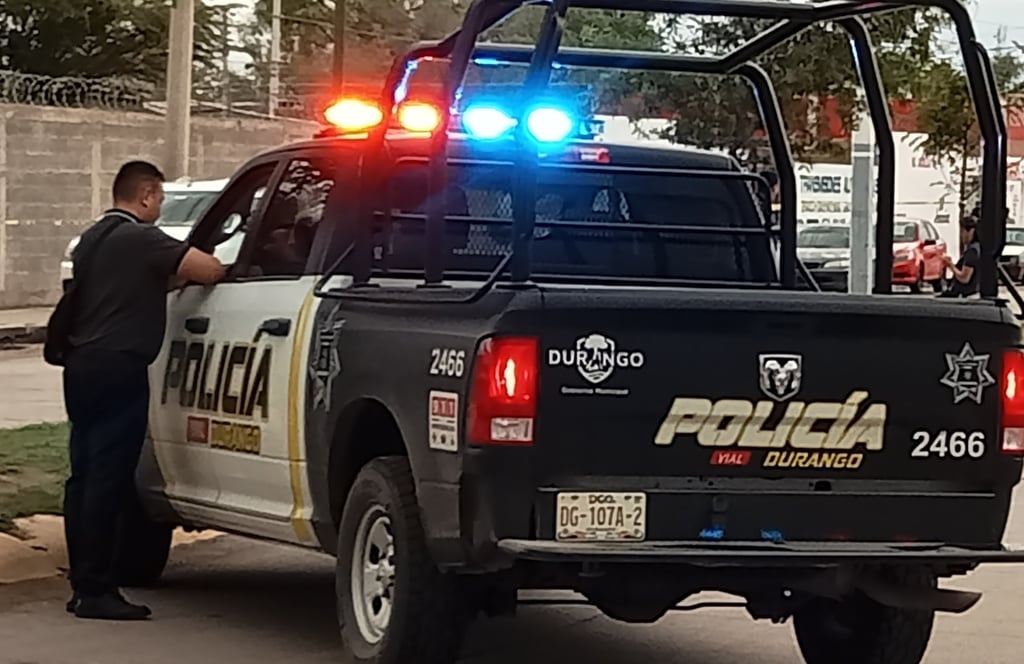 Accidente. Un choque entre una moto y un carro dejó daños materiales; el hecho fue turnado a la FGED.