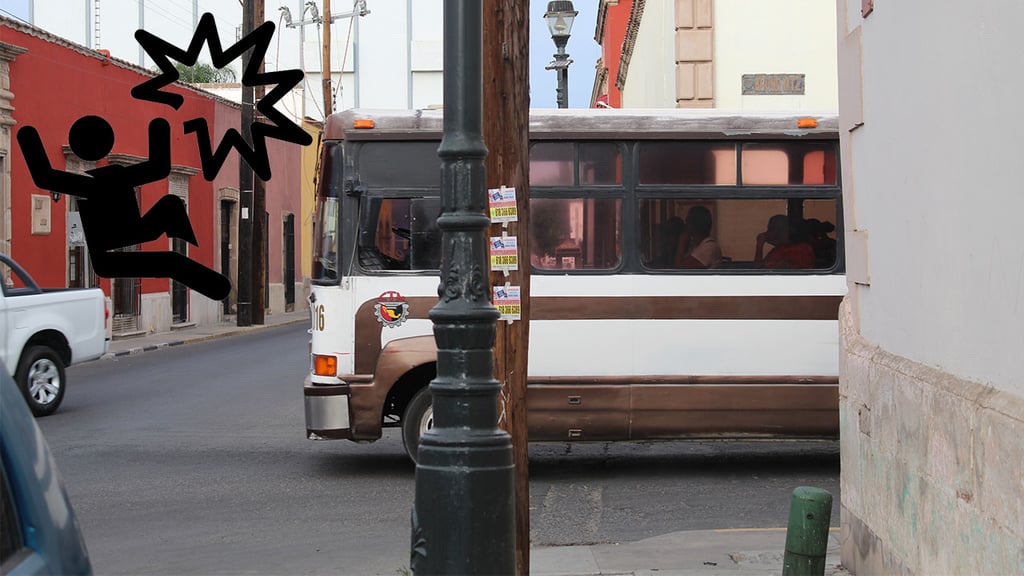 Menor resulta lesionado tras caer de un camión en movimiento en Durango