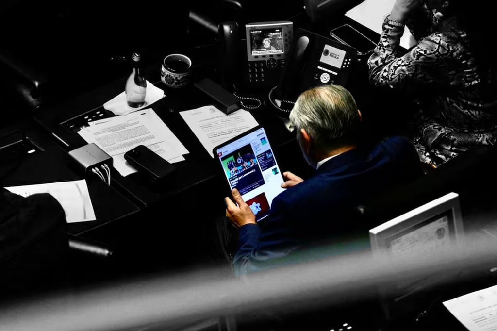Por segunda vez, Adán Augusto es captado viendo deportes en el Senado; ahora restringen a fotógrafos