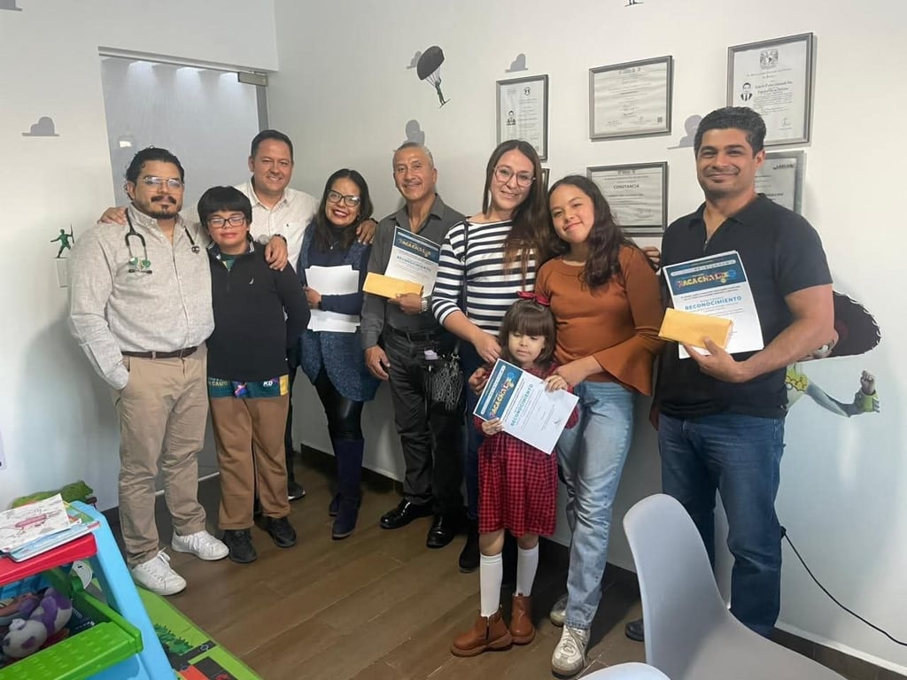 Entrega. Las tres familias recibirán el apoyo económico para los gastos que requieren en sus tratamientos de salud.