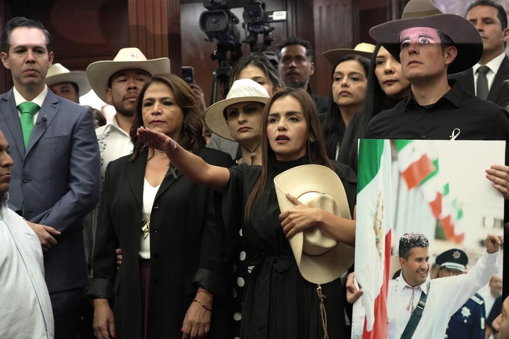 Viuda de alcalde asesinado es nueva presidenta de Uruapan