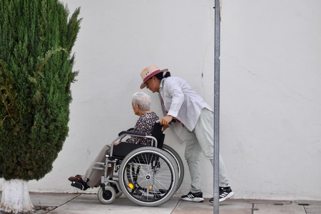 Infraestructura. Transitar de manera libre en silla de ruedas en las calles se dificulta por los obstáculos, falta de rampas o espacio.