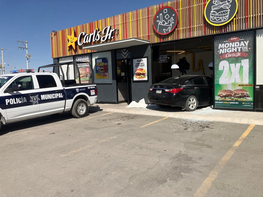 'Se atoró el tapete': adulta mayor impacta su auto contra local de comida rápida en Gómez Palacio