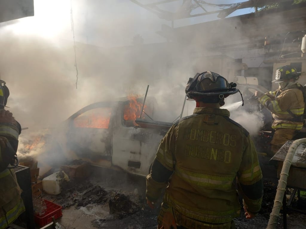 Acción. Se incendia vehículo dentro de taller mecánico en la colonia Santa Fe, en Durango, capital.