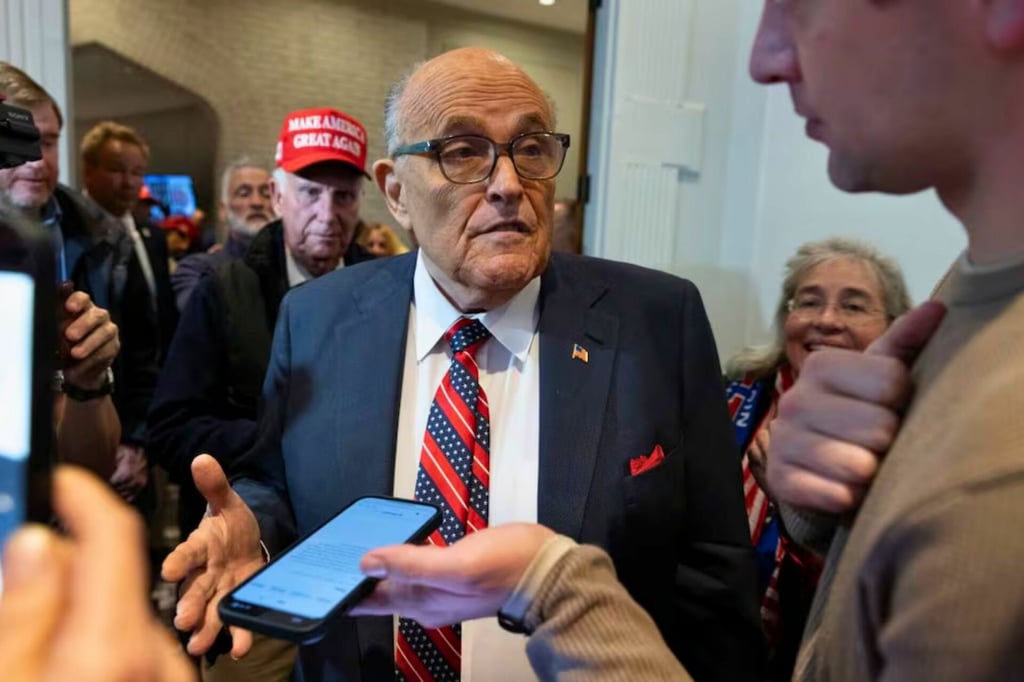 Trump indulta a Rudy Giuliani y otros acusados de intentar revertir las elecciones de 2020