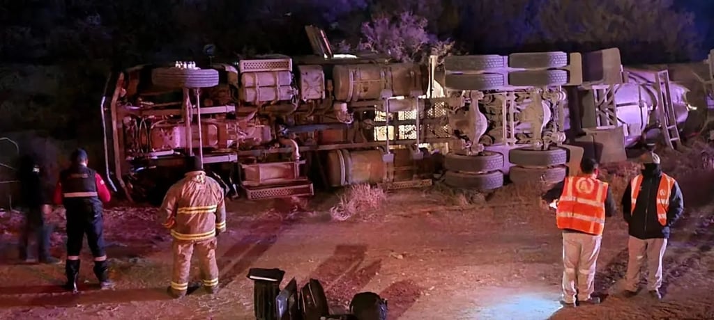 Accidente. Volcó una pipa con 37 mil litros de leche en el Libramiento Norte de Gómez Palacio, en donde no se registraron personas lesionadas.