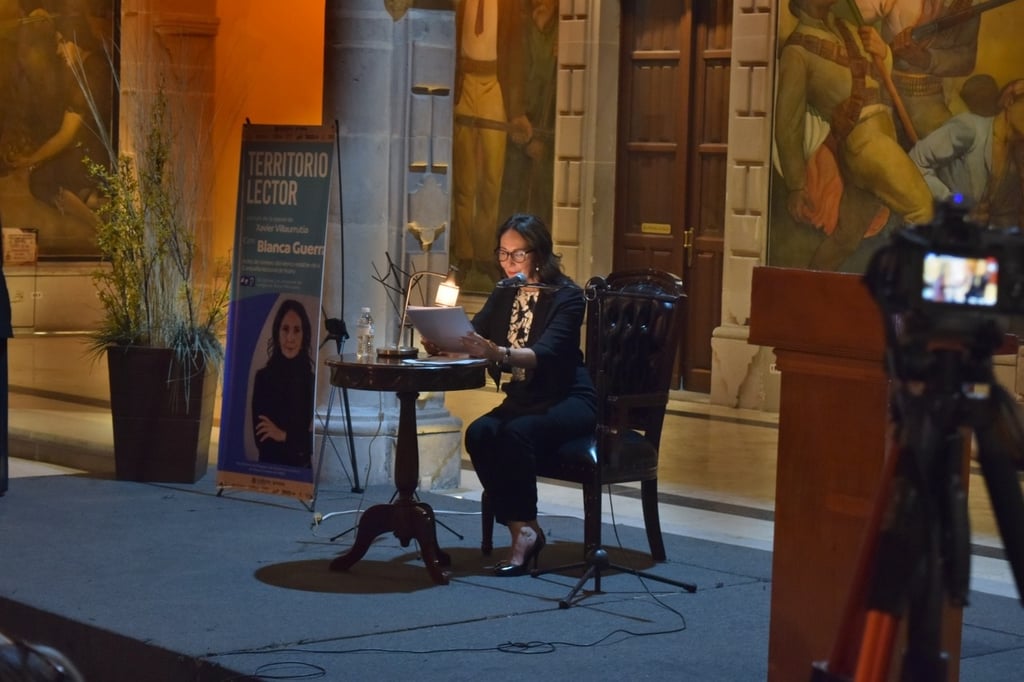 La intérprete entrelazó lectura y reflexión, comentando fragmentos de la obra y compartiendo su admiración por la sensibilidad y vigencia del autor.