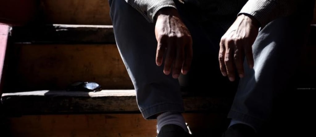 Ayuda. Muchos hombres necesitan abrirse y expresar más sus emociones, pero no lo hacen y eso les acarrea problemas emocionales como el suicidio.