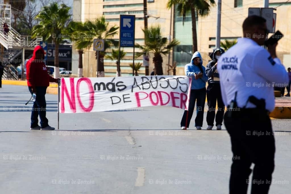 El bloqueo se llevó a cabo a la altura de un conocido centro comercial hasta la calle Valle Campestre, cerca de una institución bancaria.