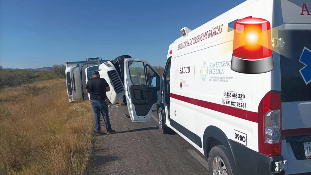 Volcadura de camioneta de carga en límites de Durango y Zacatecas deja a conductor con golpes
