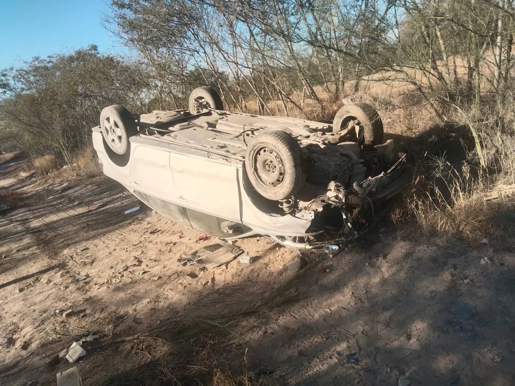 Caso. Autoridades encontraron abandonado un automóvil que participó en una volcadura en la ciudad de Gómez Palacio.