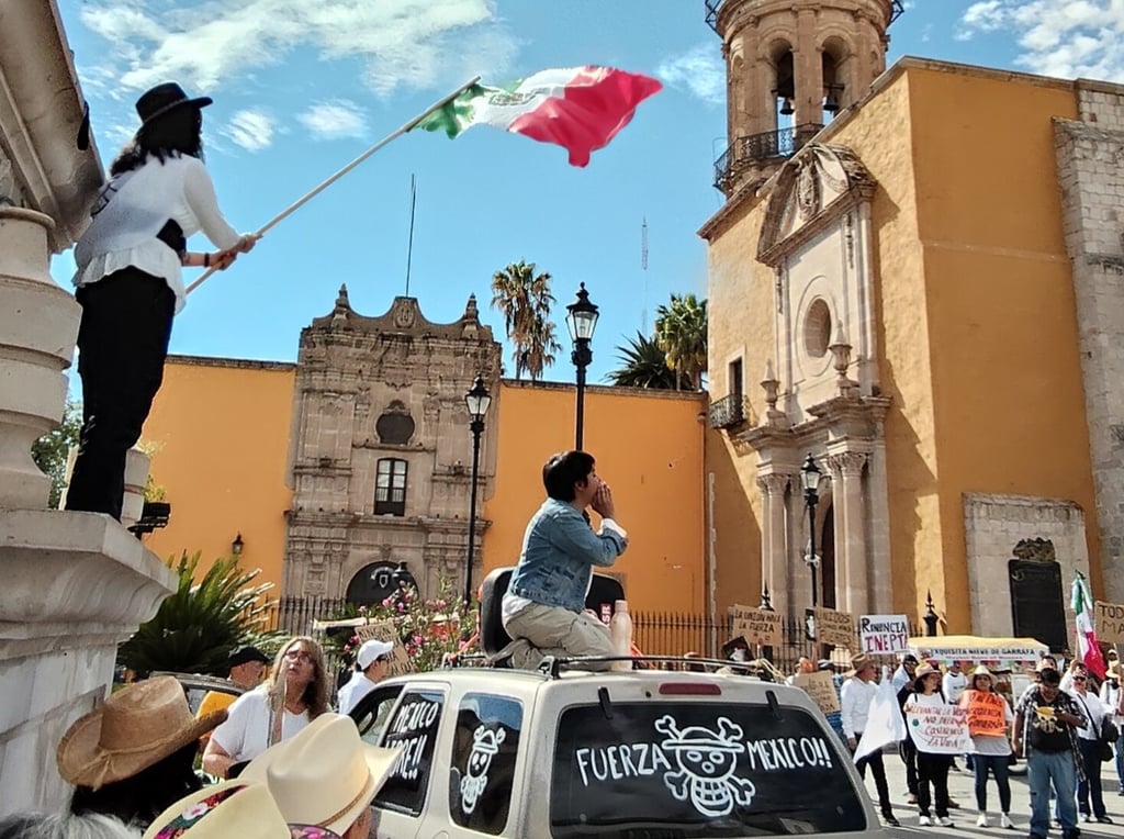 Destino. La primera de las marchas terminó en la Plaza Fundadores y ahí hubo opiniones de jóvenes y gente del campo.